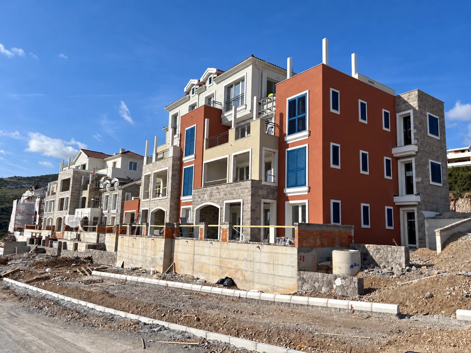 Luštica Bay — Phase K — view of the building and facade details, photo 1